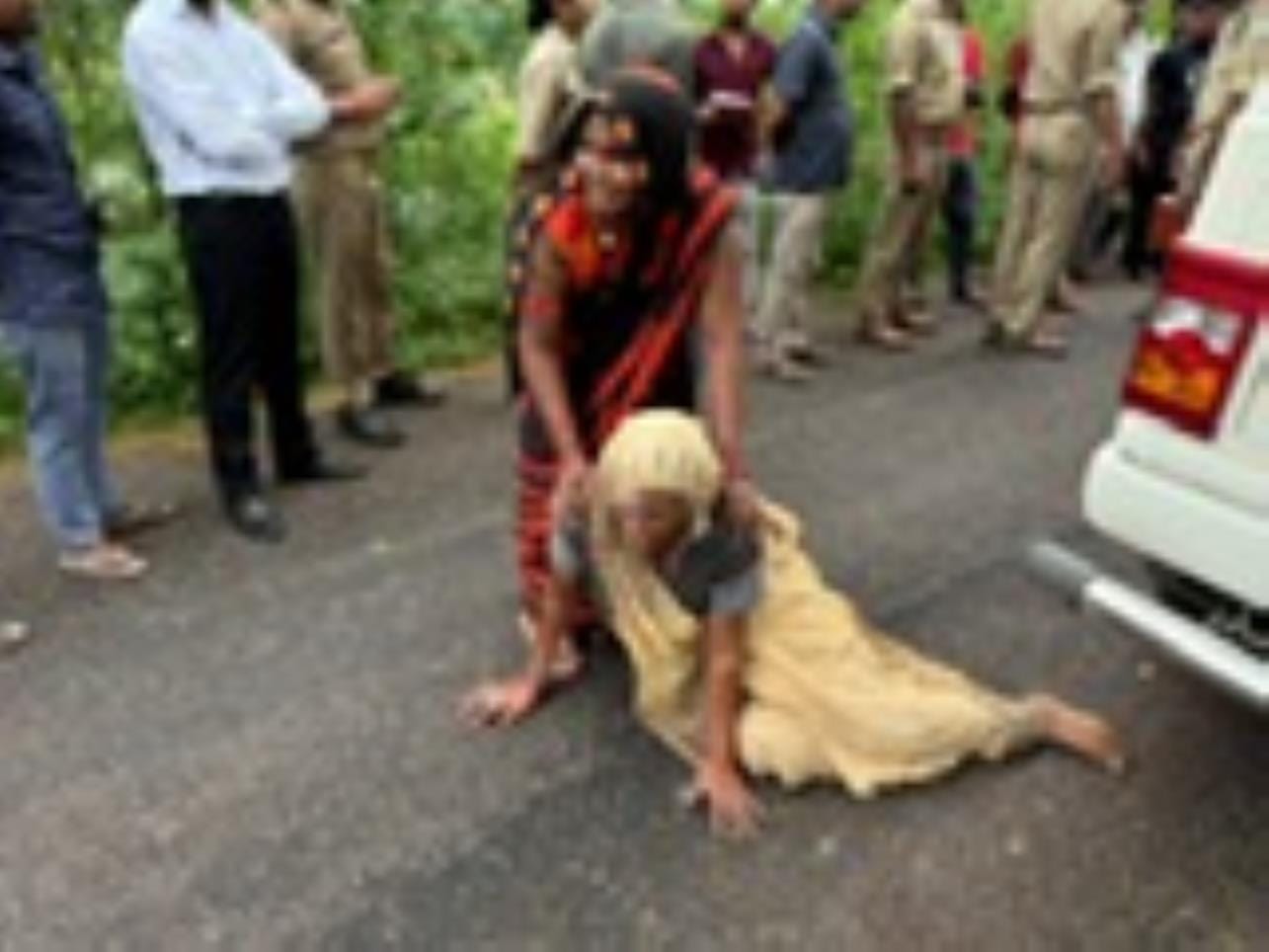 गोसाईंगंज में दिव्यांग चालक पवन कुमार की मौत के बाद बिलखते परिजन। पुलिस ने ऑटो को कब्जे में लिय