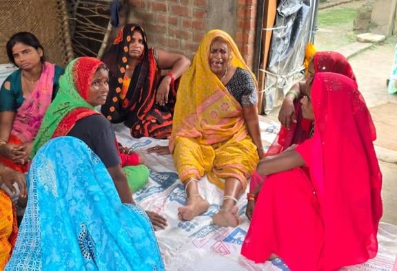 गोसाईंगंज में दिव्यांग चालक पवन कुमार की मौत के बाद बिलखते परिजन। पुलिस ने ऑटो को कब्जे में लिय