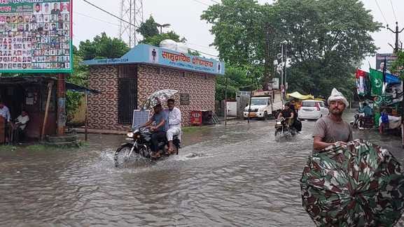 गांव हजारा में बाढ़ का पानी घुसने से घर की छत पर बैठे लोग। स्रोत ग्रामीण