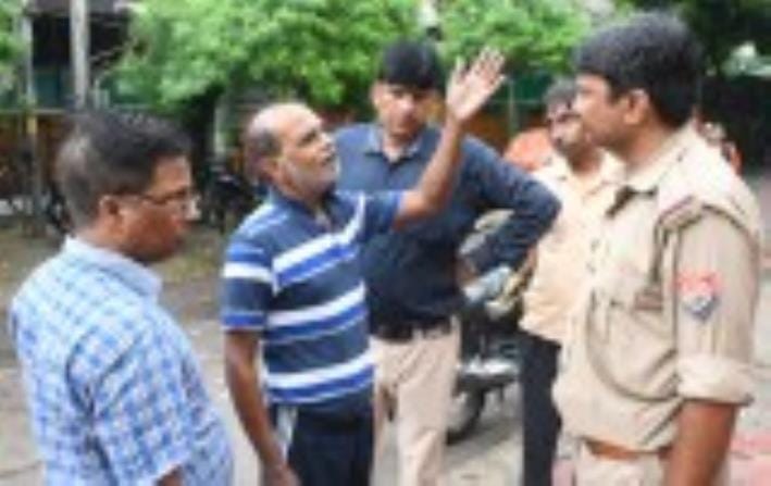 घटनास्थल की जांच करते पुलिस कर्मी और मृतक सुखदेव सिंह की फाइल फोटो। घटनास्थल की जांच करते पुलिस कर्मी और मृतक सुखदेव सिंह की फाइल फोटो।