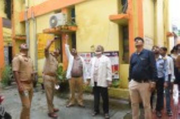 घटनास्थल की जांच करते पुलिस कर्मी और मृतक सुखदेव सिंह की फाइल फोटो। घटनास्थल की जांच करते पुलिस कर्मी और मृतक सुखदेव सिंह की फाइल फोटो।