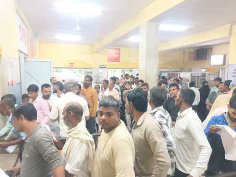 जिला अस्पताल में भरे पानी के बीच गुजरते लोग। संवाद जिला अस्पताल में भरे पानी के बीच गुजरते लोग। संवाद