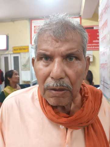 जिला अस्पताल में भरे पानी के बीच गुजरते लोग। संवाद जिला अस्पताल में भरे पानी के बीच गुजरते लोग। संवाद