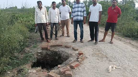 झिंझाना के यमुना मार्ग पर सड़क किनारें हुआ कटान। संवाद झिंझाना के यमुना मार्ग पर सड़क किनारें हुआ कटान। संवाद