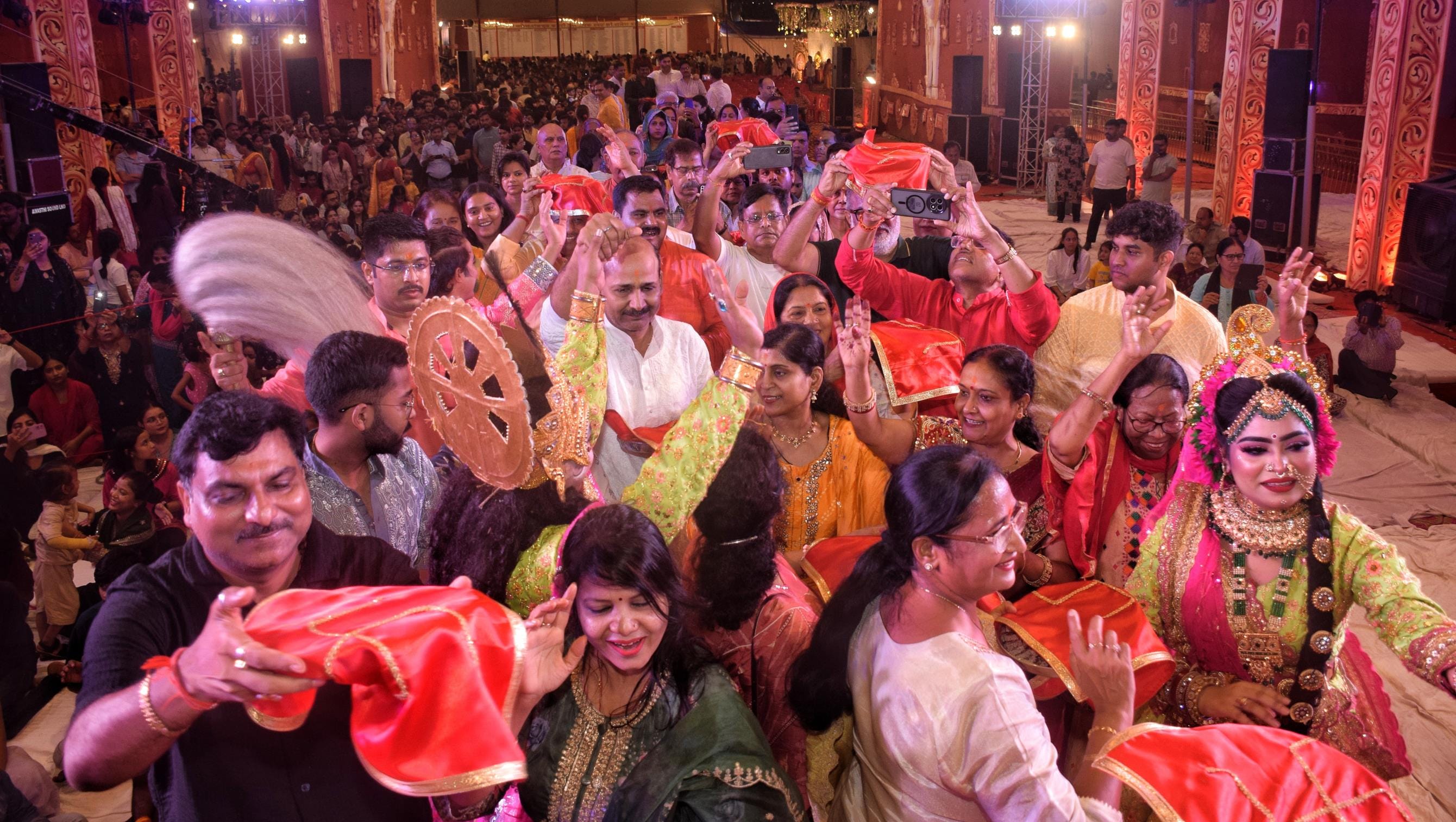 झूलेलाल वाटिका में चल रहे गणेशोत्सव के छठे दिन सोमवार को मनौतियों के राजा को 351 परिवारों ने छप
