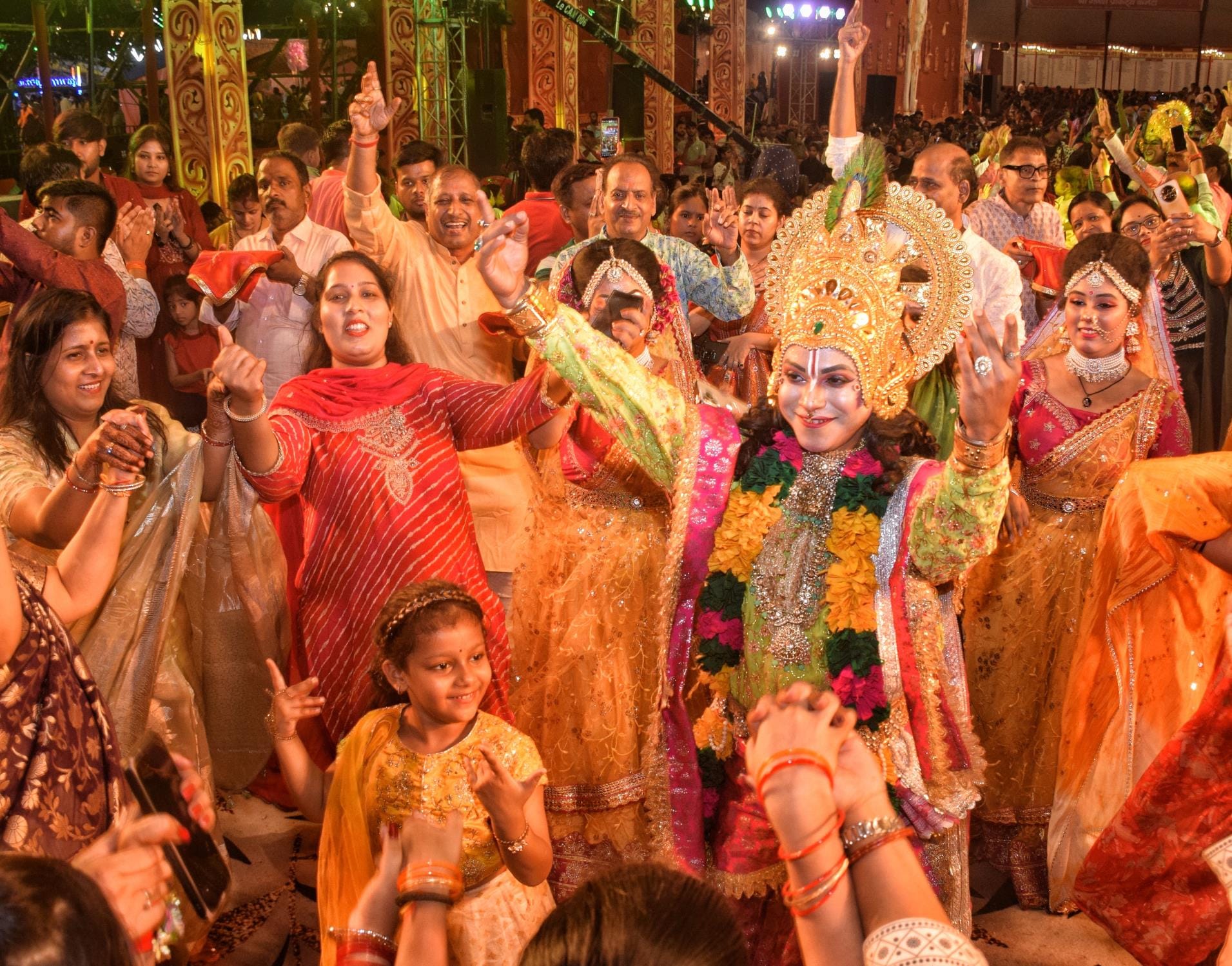 झूलेलाल वाटिका में चल रहे गणेशोत्सव के छठे दिन सोमवार को मनौतियों के राजा को 351 परिवारों ने छप