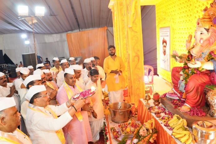 झूलेलाल वाटिका में चल रहे गणेशोत्सव के छठे दिन सोमवार को मनौतियों के राजा को 351 परिवारों ने छप