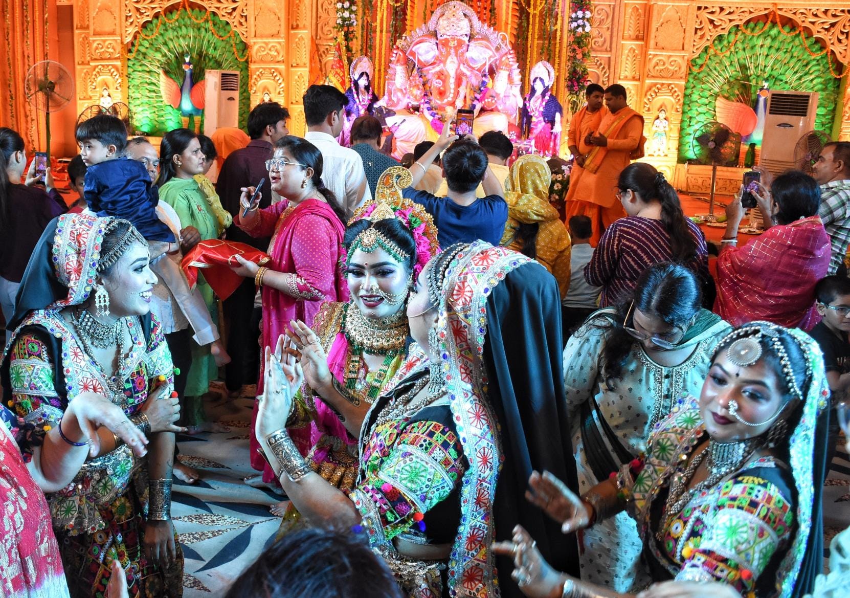 झूलेलाल वाटिका में चल रहे गणेशोत्सव के छठे दिन सोमवार को मनौतियों के राजा को 351 परिवारों ने छप