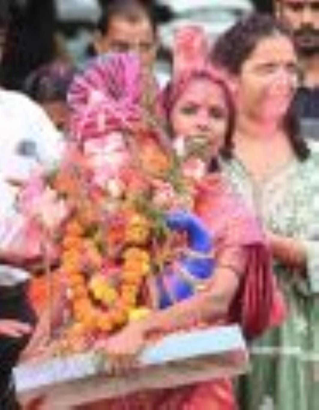 कहीं बप्पा को छप्पन भोग अर्पित किए जा रहे हैं, तो कहीं नगर भ्रमण के दौरान भक्तों पर फूलों की वर कहीं बप्पा को छप्पन भोग अर्पित किए जा रहे हैं, तो कहीं नगर भ्रमण के दौरान भक्तों पर फूलों की वर