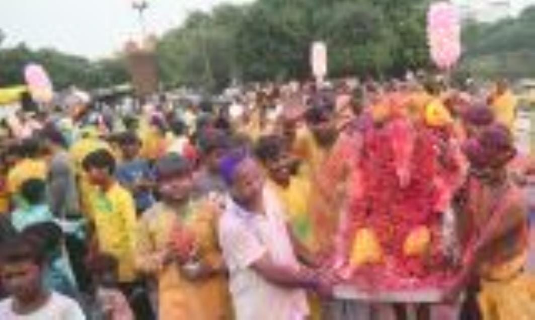 कहीं बप्पा को छप्पन भोग अर्पित किए जा रहे हैं, तो कहीं नगर भ्रमण के दौरान भक्तों पर फूलों की वर कहीं बप्पा को छप्पन भोग अर्पित किए जा रहे हैं, तो कहीं नगर भ्रमण के दौरान भक्तों पर फूलों की वर