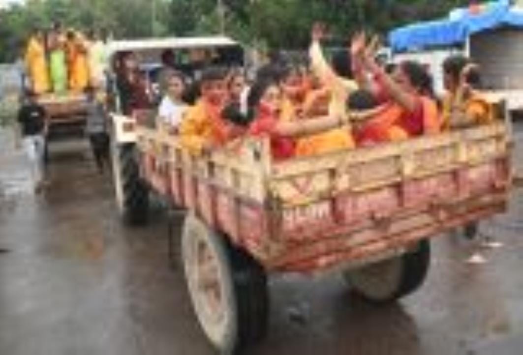 कहीं बप्पा को छप्पन भोग अर्पित किए जा रहे हैं, तो कहीं नगर भ्रमण के दौरान भक्तों पर फूलों की वर कहीं बप्पा को छप्पन भोग अर्पित किए जा रहे हैं, तो कहीं नगर भ्रमण के दौरान भक्तों पर फूलों की वर