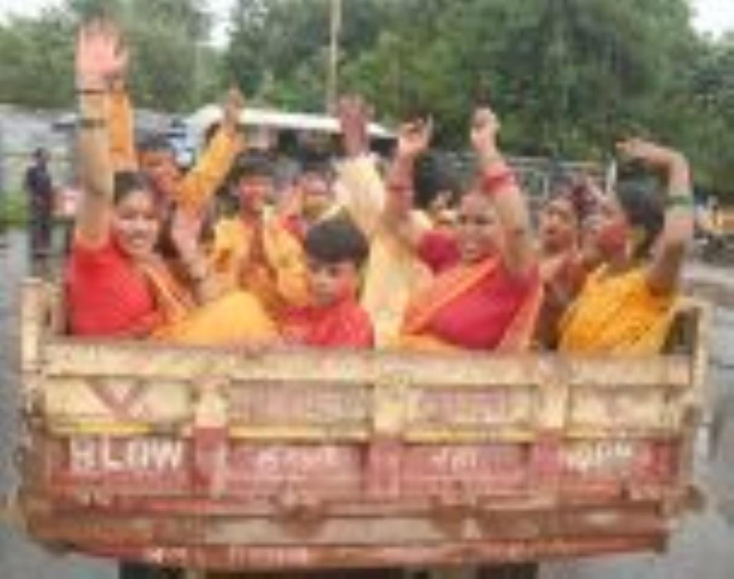 कहीं बप्पा को छप्पन भोग अर्पित किए जा रहे हैं, तो कहीं नगर भ्रमण के दौरान भक्तों पर फूलों की वर कहीं बप्पा को छप्पन भोग अर्पित किए जा रहे हैं, तो कहीं नगर भ्रमण के दौरान भक्तों पर फूलों की वर
