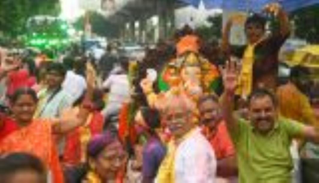 कहीं बप्पा को छप्पन भोग अर्पित किए जा रहे हैं, तो कहीं नगर भ्रमण के दौरान भक्तों पर फूलों की वर कहीं बप्पा को छप्पन भोग अर्पित किए जा रहे हैं, तो कहीं नगर भ्रमण के दौरान भक्तों पर फूलों की वर