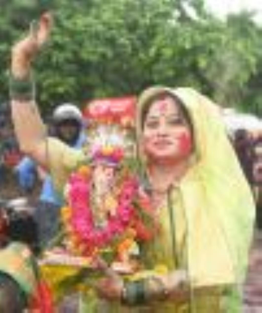 कहीं बप्पा को छप्पन भोग अर्पित किए जा रहे हैं, तो कहीं नगर भ्रमण के दौरान भक्तों पर फूलों की वर कहीं बप्पा को छप्पन भोग अर्पित किए जा रहे हैं, तो कहीं नगर भ्रमण के दौरान भक्तों पर फूलों की वर