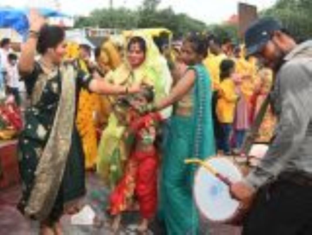 कहीं बप्पा को छप्पन भोग अर्पित किए जा रहे हैं, तो कहीं नगर भ्रमण के दौरान भक्तों पर फूलों की वर कहीं बप्पा को छप्पन भोग अर्पित किए जा रहे हैं, तो कहीं नगर भ्रमण के दौरान भक्तों पर फूलों की वर