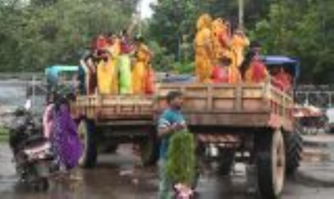 कहीं बप्पा को छप्पन भोग अर्पित किए जा रहे हैं, तो कहीं नगर भ्रमण के दौरान भक्तों पर फूलों की वर कहीं बप्पा को छप्पन भोग अर्पित किए जा रहे हैं, तो कहीं नगर भ्रमण के दौरान भक्तों पर फूलों की वर
