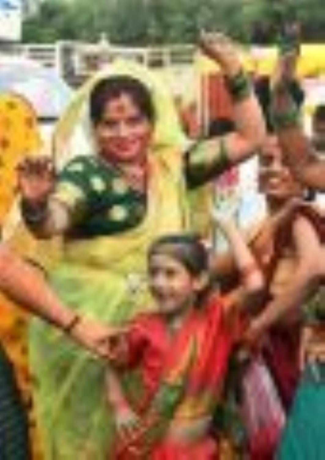 कहीं बप्पा को छप्पन भोग अर्पित किए जा रहे हैं, तो कहीं नगर भ्रमण के दौरान भक्तों पर फूलों की वर कहीं बप्पा को छप्पन भोग अर्पित किए जा रहे हैं, तो कहीं नगर भ्रमण के दौरान भक्तों पर फूलों की वर