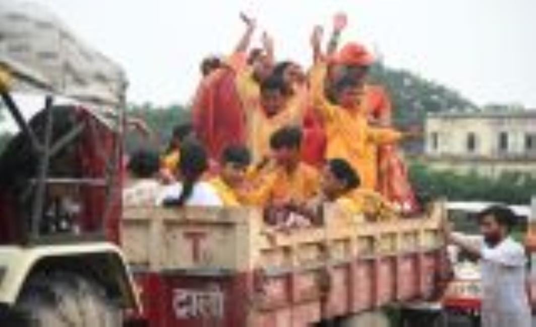 कहीं बप्पा को छप्पन भोग अर्पित किए जा रहे हैं, तो कहीं नगर भ्रमण के दौरान भक्तों पर फूलों की वर कहीं बप्पा को छप्पन भोग अर्पित किए जा रहे हैं, तो कहीं नगर भ्रमण के दौरान भक्तों पर फूलों की वर
