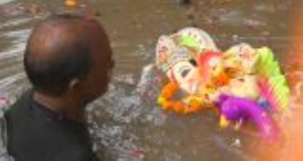 कहीं बप्पा को छप्पन भोग अर्पित किए जा रहे हैं, तो कहीं नगर भ्रमण के दौरान भक्तों पर फूलों की वर कहीं बप्पा को छप्पन भोग अर्पित किए जा रहे हैं, तो कहीं नगर भ्रमण के दौरान भक्तों पर फूलों की वर