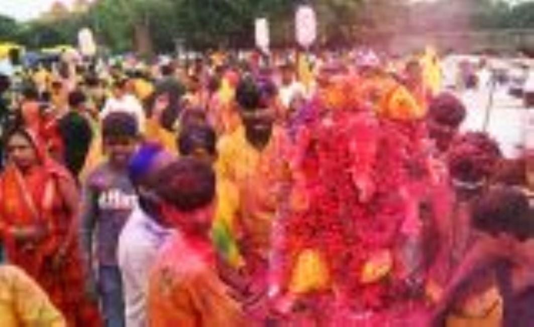 कहीं बप्पा को छप्पन भोग अर्पित किए जा रहे हैं, तो कहीं नगर भ्रमण के दौरान भक्तों पर फूलों की वर कहीं बप्पा को छप्पन भोग अर्पित किए जा रहे हैं, तो कहीं नगर भ्रमण के दौरान भक्तों पर फूलों की वर