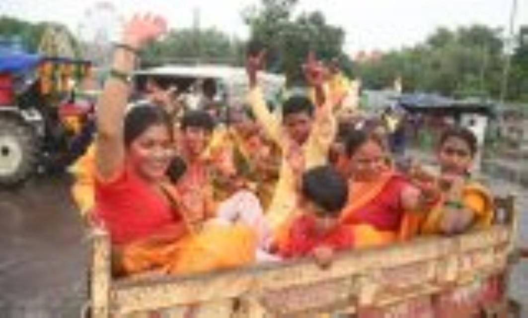 कहीं बप्पा को छप्पन भोग अर्पित किए जा रहे हैं, तो कहीं नगर भ्रमण के दौरान भक्तों पर फूलों की वर कहीं बप्पा को छप्पन भोग अर्पित किए जा रहे हैं, तो कहीं नगर भ्रमण के दौरान भक्तों पर फूलों की वर