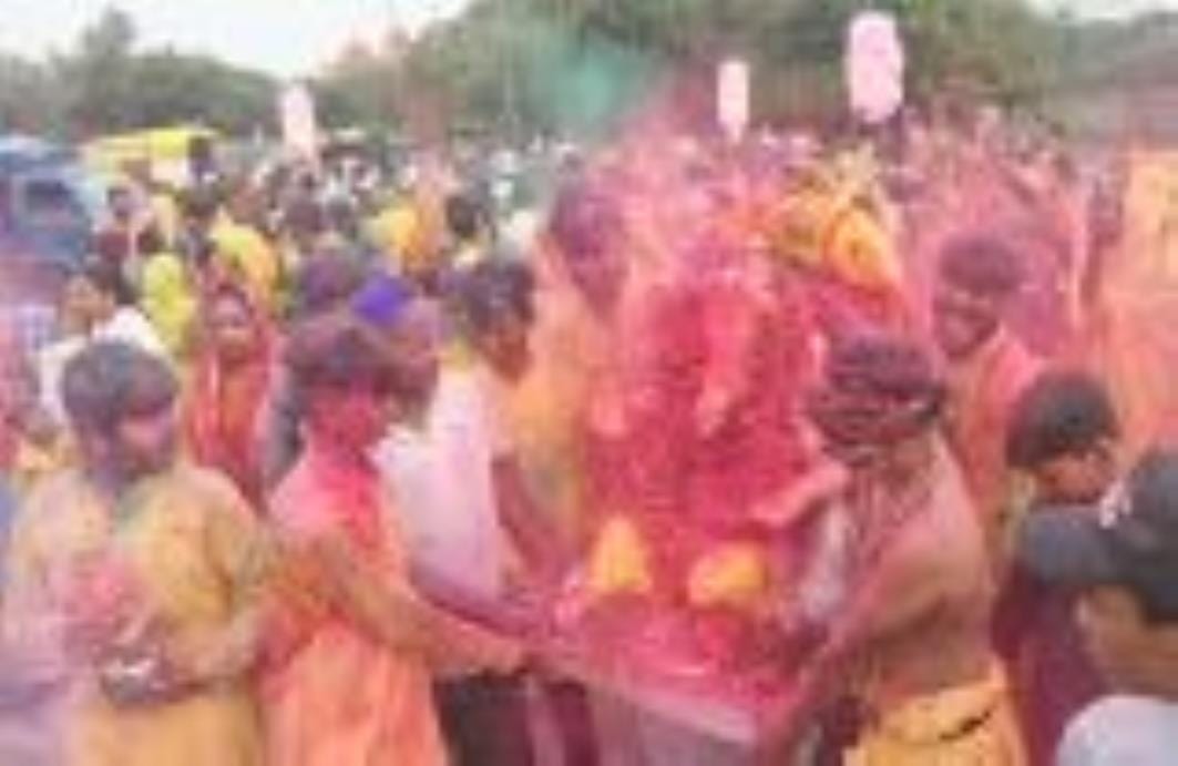 कहीं बप्पा को छप्पन भोग अर्पित किए जा रहे हैं, तो कहीं नगर भ्रमण के दौरान भक्तों पर फूलों की वर कहीं बप्पा को छप्पन भोग अर्पित किए जा रहे हैं, तो कहीं नगर भ्रमण के दौरान भक्तों पर फूलों की वर