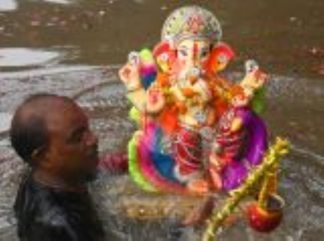 कहीं बप्पा को छप्पन भोग अर्पित किए जा रहे हैं, तो कहीं नगर भ्रमण के दौरान भक्तों पर फूलों की वर कहीं बप्पा को छप्पन भोग अर्पित किए जा रहे हैं, तो कहीं नगर भ्रमण के दौरान भक्तों पर फूलों की वर