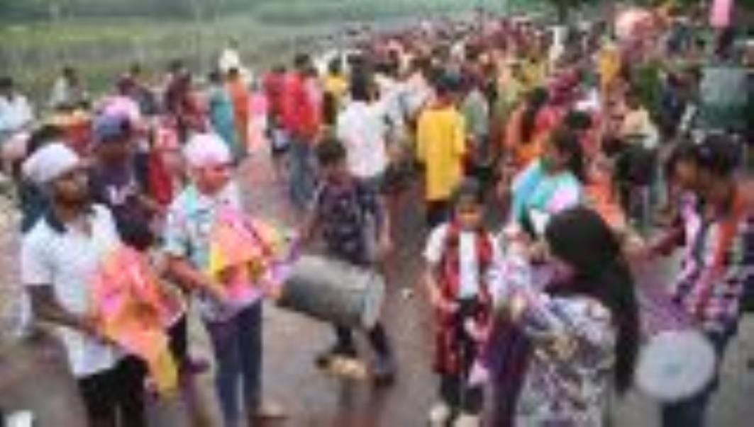 कहीं बप्पा को छप्पन भोग अर्पित किए जा रहे हैं, तो कहीं नगर भ्रमण के दौरान भक्तों पर फूलों की वर कहीं बप्पा को छप्पन भोग अर्पित किए जा रहे हैं, तो कहीं नगर भ्रमण के दौरान भक्तों पर फूलों की वर