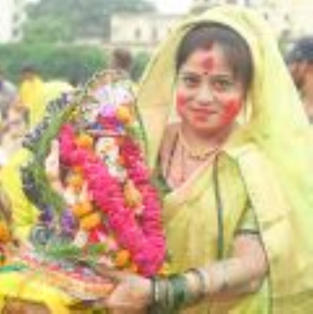 कहीं बप्पा को छप्पन भोग अर्पित किए जा रहे हैं, तो कहीं नगर भ्रमण के दौरान भक्तों पर फूलों की वर कहीं बप्पा को छप्पन भोग अर्पित किए जा रहे हैं, तो कहीं नगर भ्रमण के दौरान भक्तों पर फूलों की वर