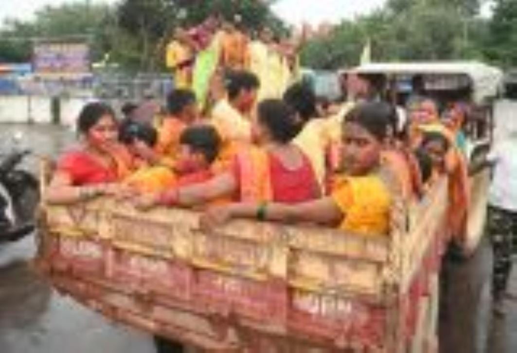 कहीं बप्पा को छप्पन भोग अर्पित किए जा रहे हैं, तो कहीं नगर भ्रमण के दौरान भक्तों पर फूलों की वर कहीं बप्पा को छप्पन भोग अर्पित किए जा रहे हैं, तो कहीं नगर भ्रमण के दौरान भक्तों पर फूलों की वर