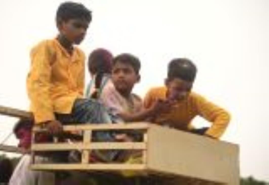 कहीं बप्पा को छप्पन भोग अर्पित किए जा रहे हैं, तो कहीं नगर भ्रमण के दौरान भक्तों पर फूलों की वर कहीं बप्पा को छप्पन भोग अर्पित किए जा रहे हैं, तो कहीं नगर भ्रमण के दौरान भक्तों पर फूलों की वर