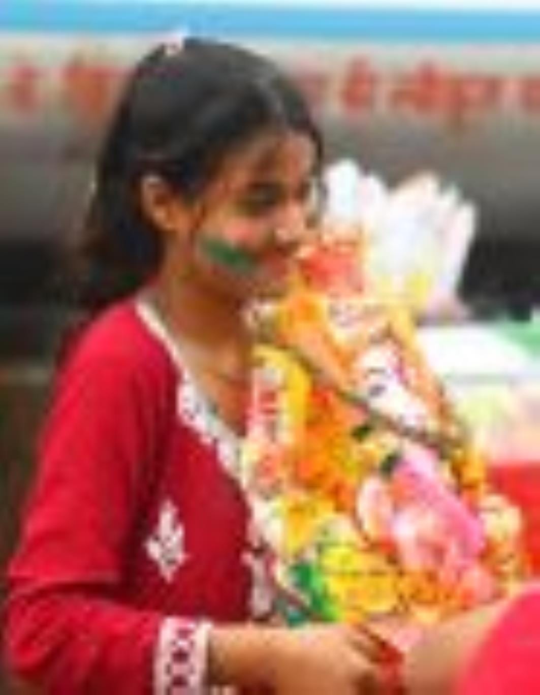 कहीं बप्पा को छप्पन भोग अर्पित किए जा रहे हैं, तो कहीं नगर भ्रमण के दौरान भक्तों पर फूलों की वर कहीं बप्पा को छप्पन भोग अर्पित किए जा रहे हैं, तो कहीं नगर भ्रमण के दौरान भक्तों पर फूलों की वर