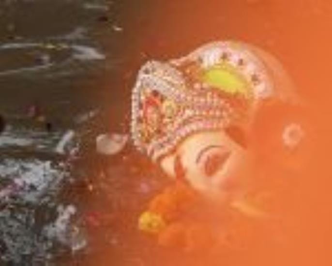 कहीं बप्पा को छप्पन भोग अर्पित किए जा रहे हैं, तो कहीं नगर भ्रमण के दौरान भक्तों पर फूलों की वर कहीं बप्पा को छप्पन भोग अर्पित किए जा रहे हैं, तो कहीं नगर भ्रमण के दौरान भक्तों पर फूलों की वर