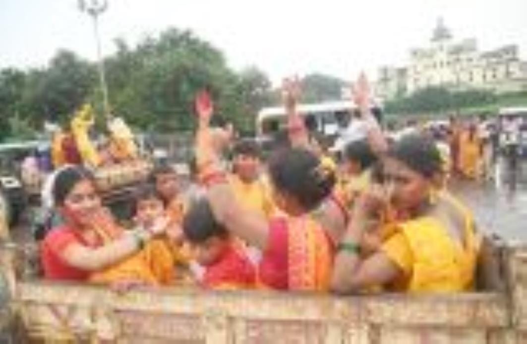 कहीं बप्पा को छप्पन भोग अर्पित किए जा रहे हैं, तो कहीं नगर भ्रमण के दौरान भक्तों पर फूलों की वर कहीं बप्पा को छप्पन भोग अर्पित किए जा रहे हैं, तो कहीं नगर भ्रमण के दौरान भक्तों पर फूलों की वर