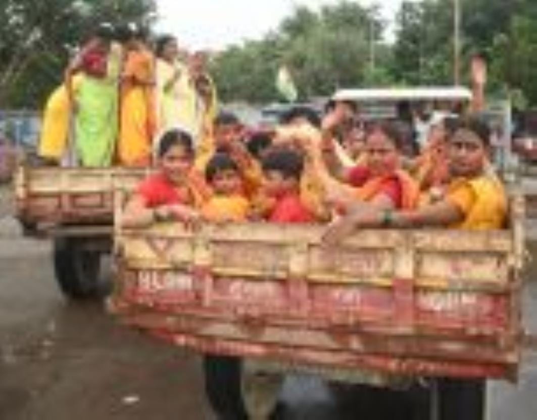कहीं बप्पा को छप्पन भोग अर्पित किए जा रहे हैं, तो कहीं नगर भ्रमण के दौरान भक्तों पर फूलों की वर कहीं बप्पा को छप्पन भोग अर्पित किए जा रहे हैं, तो कहीं नगर भ्रमण के दौरान भक्तों पर फूलों की वर