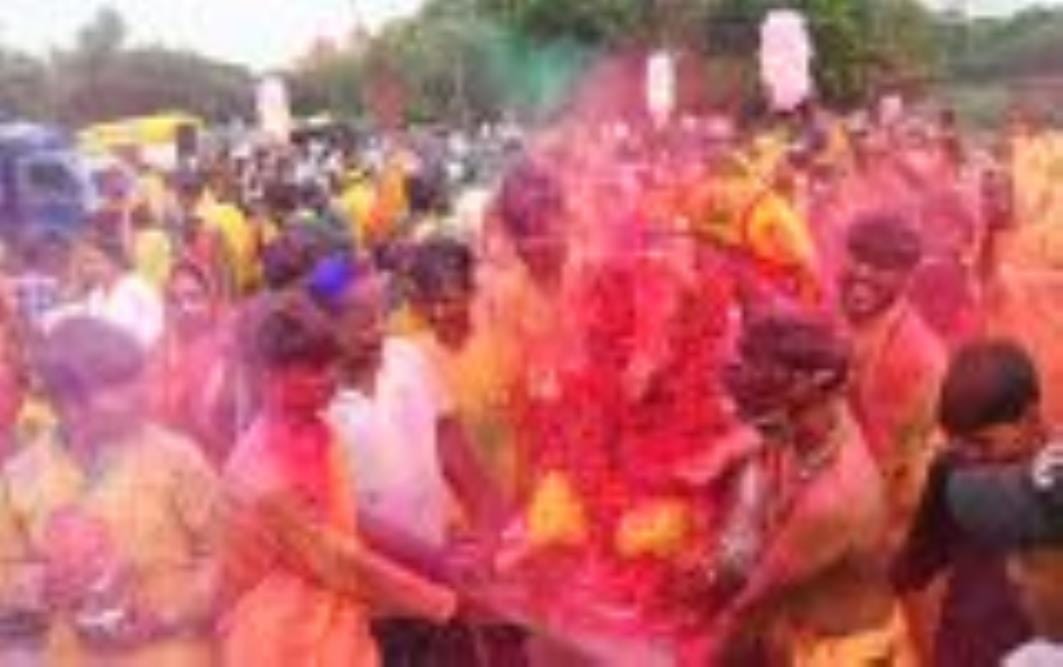 कहीं बप्पा को छप्पन भोग अर्पित किए जा रहे हैं, तो कहीं नगर भ्रमण के दौरान भक्तों पर फूलों की वर कहीं बप्पा को छप्पन भोग अर्पित किए जा रहे हैं, तो कहीं नगर भ्रमण के दौरान भक्तों पर फूलों की वर