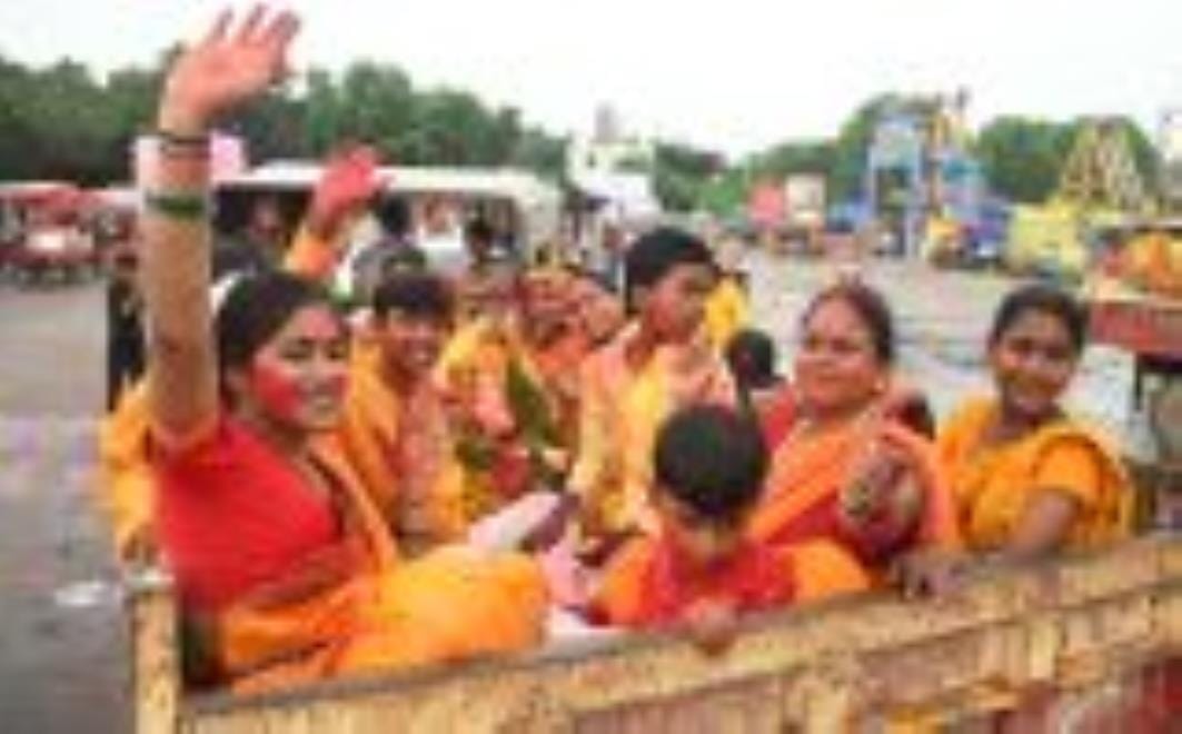 कहीं बप्पा को छप्पन भोग अर्पित किए जा रहे हैं, तो कहीं नगर भ्रमण के दौरान भक्तों पर फूलों की वर कहीं बप्पा को छप्पन भोग अर्पित किए जा रहे हैं, तो कहीं नगर भ्रमण के दौरान भक्तों पर फूलों की वर