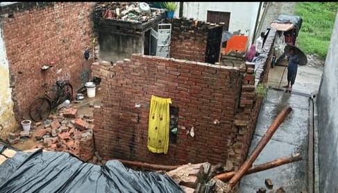 कुल्हेड़ी में ग्रामीण के मकान की गिरी छत: सोशल मीडिया कुल्हेड़ी में ग्रामीण के मकान की गिरी छत: सोशल मीडिया