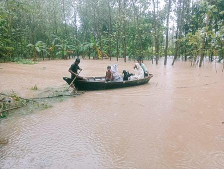कलीनगर के नौजल्हा क्षेत्र में घरों में भरा बाढ़ का पानी। स्रोत ग्रामीण