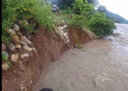 कलानौर के पास यमुना के किनारे पर हुआ कटाव। संवाद