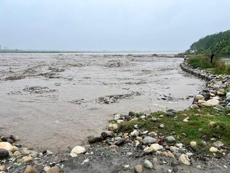 कलानौर के पास यमुना के किनारे पर हुआ कटाव। संवाद
