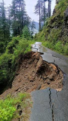 कोटखाई क्षेत्र में बारिश से क्षतिग्रस्त सड़के कोटखाई क्षेत्र में बारिश से क्षतिग्रस्त सड़के