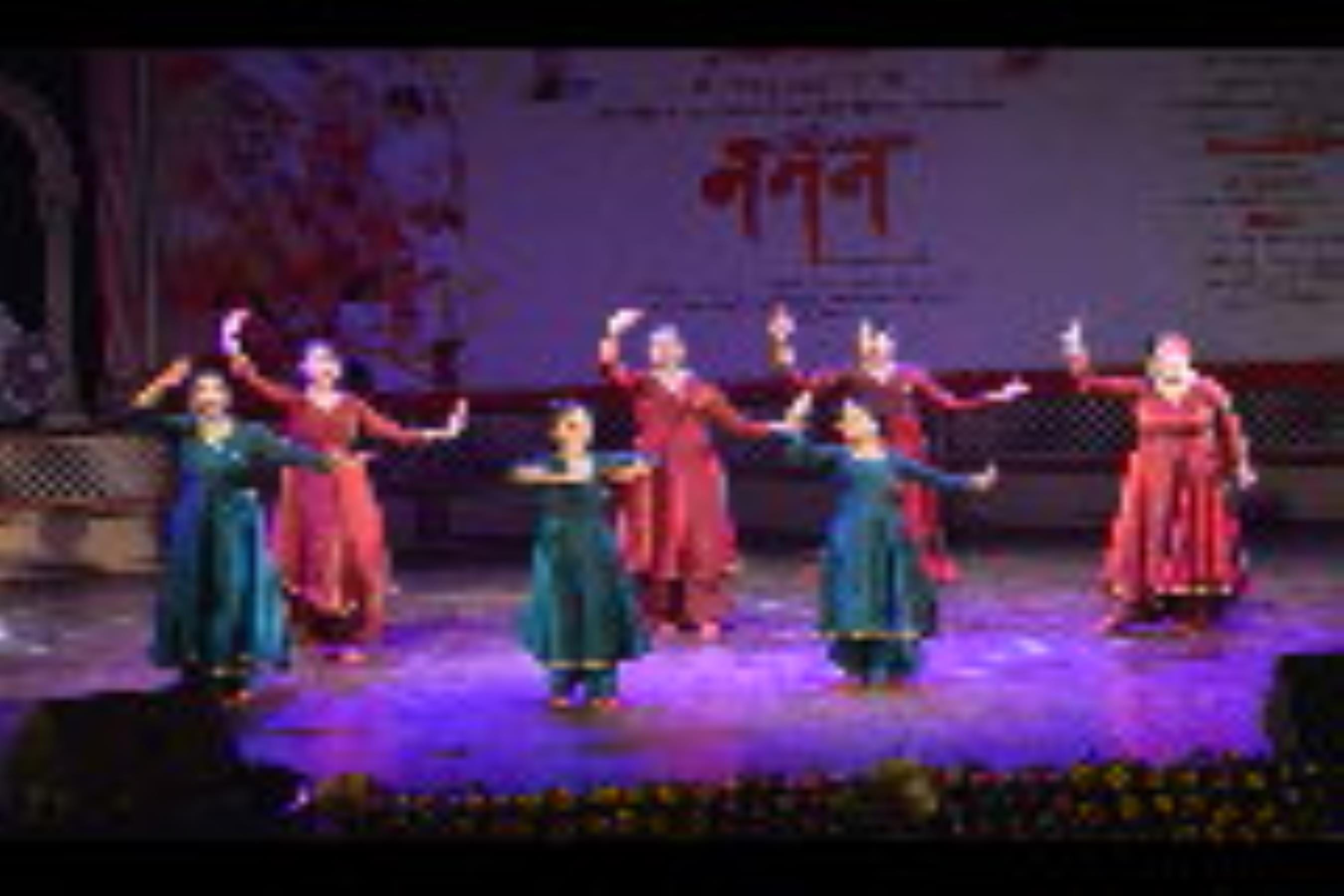 लखनऊ, बनारस और जयपुर घराने के कलाकारों ने प्रस्तुतियों से दर्शकों का दिल जीत लिया। लखनऊ, बनारस और जयपुर घराने के कलाकारों ने प्रस्तुतियों से दर्शकों का दिल जीत लिया।