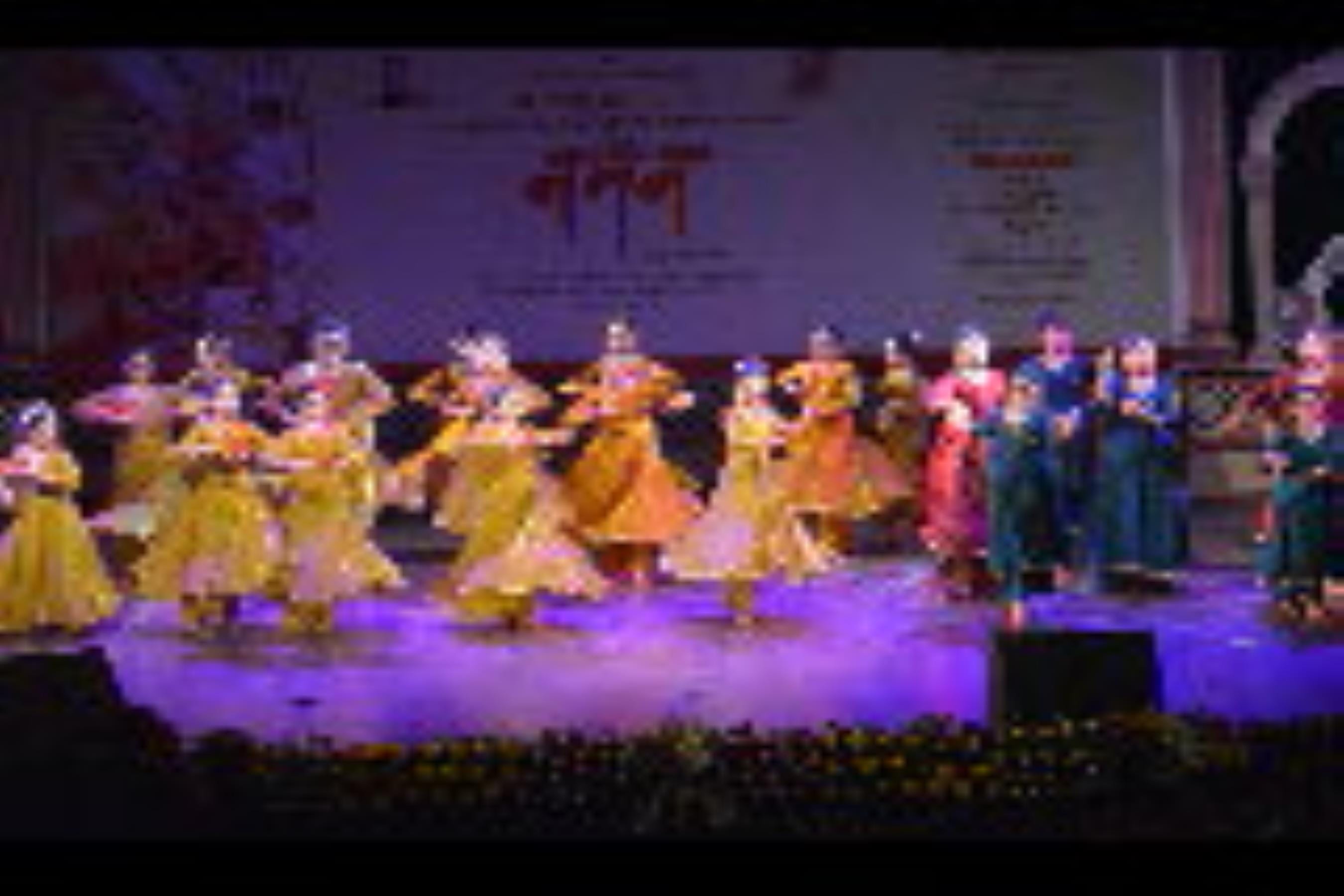 लखनऊ, बनारस और जयपुर घराने के कलाकारों ने प्रस्तुतियों से दर्शकों का दिल जीत लिया। लखनऊ, बनारस और जयपुर घराने के कलाकारों ने प्रस्तुतियों से दर्शकों का दिल जीत लिया।