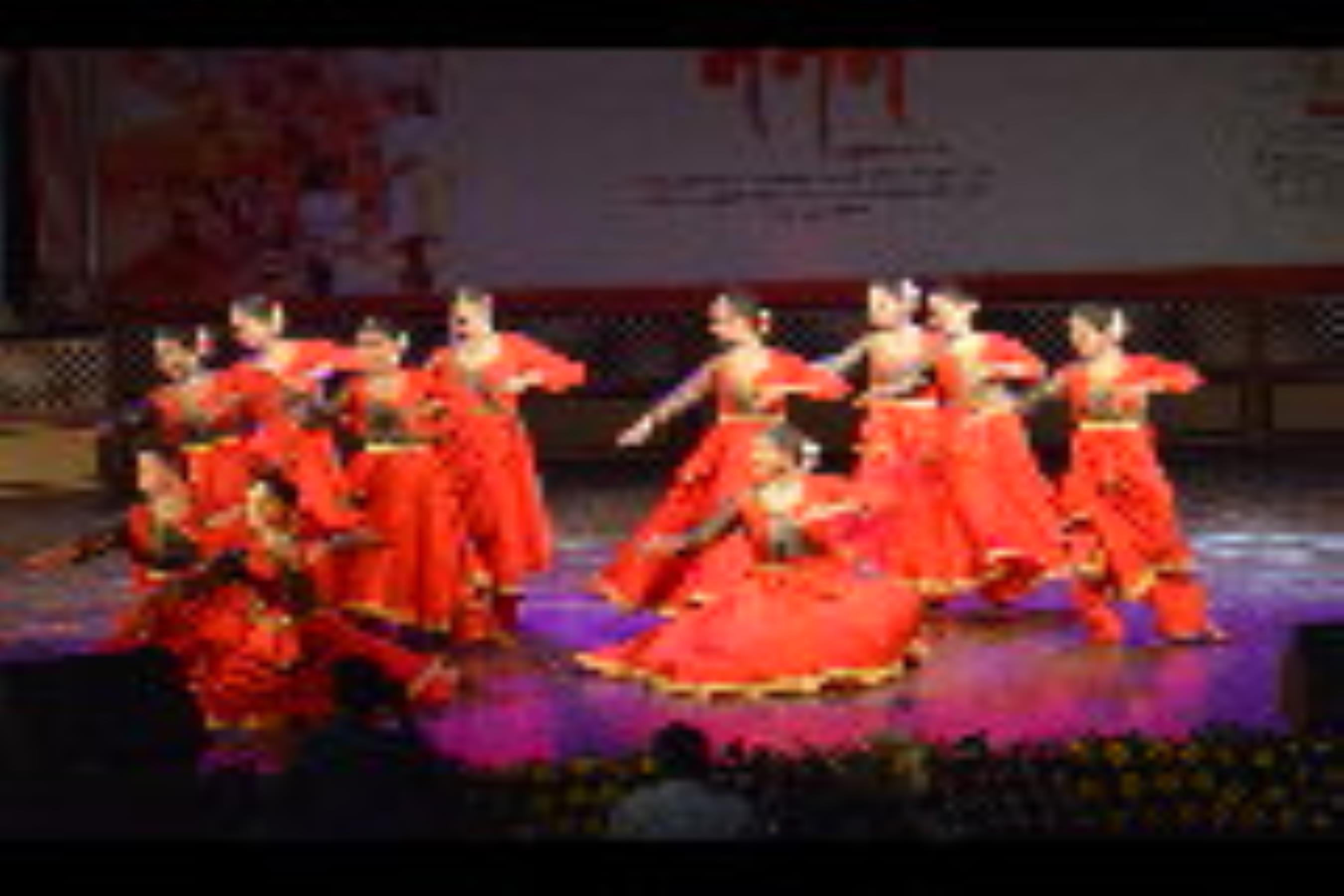 लखनऊ, बनारस और जयपुर घराने के कलाकारों ने प्रस्तुतियों से दर्शकों का दिल जीत लिया। लखनऊ, बनारस और जयपुर घराने के कलाकारों ने प्रस्तुतियों से दर्शकों का दिल जीत लिया।