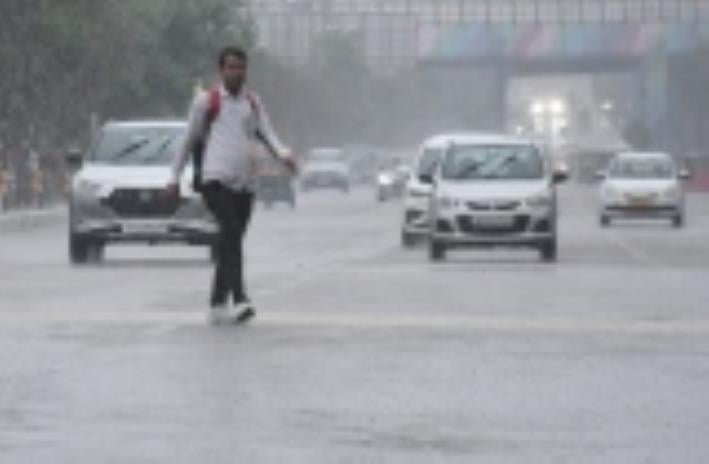 लखनऊ में सोमवार दोपहर में हुई बारिश के नजारे। लखनऊ में सोमवार दोपहर में हुई बारिश के नजारे।