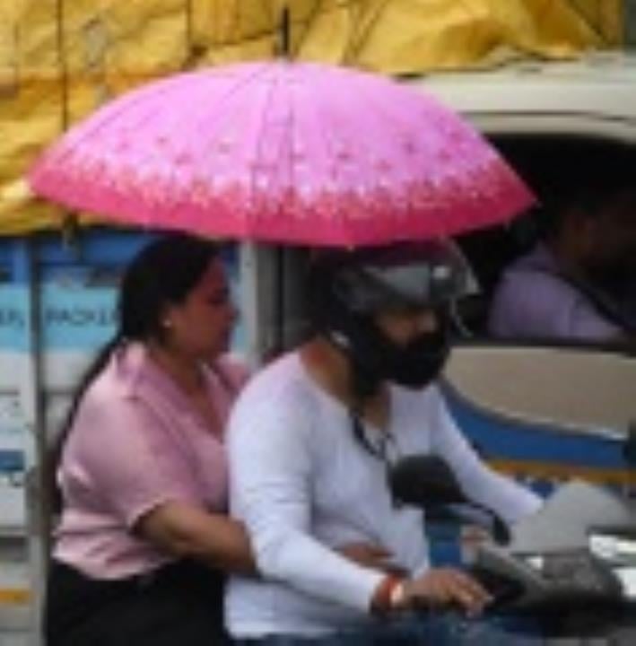 लखनऊ में सोमवार दोपहर में हुई बारिश के नजारे। लखनऊ में सोमवार दोपहर में हुई बारिश के नजारे।