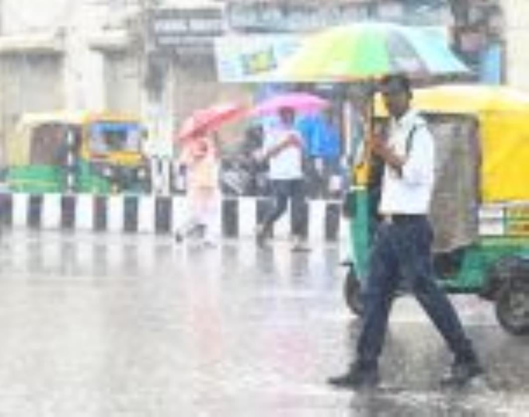 लखनऊ में सोमवार दोपहर में हुई बारिश के नजारे। लखनऊ में सोमवार दोपहर में हुई बारिश के नजारे।