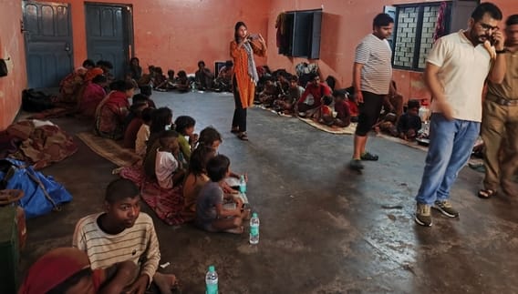 लालकुआं में बरसात से हुए जलभराव श्रेत्र के मजदूरों को सुरक्षित स्थान पर ले जाते प्रशासन की टीम। लालकुआं में बरसात से हुए जलभराव श्रेत्र के मजदूरों को सुरक्षित स्थान पर ले जाते प्रशासन की टीम।