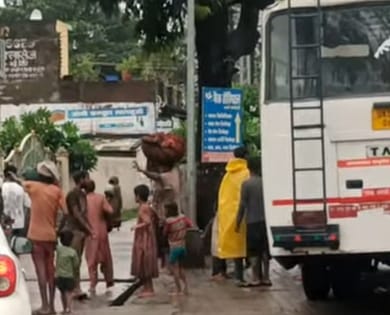 लालकुआं में बरसात से हुए जलभराव श्रेत्र के मजदूरों को सुरक्षित स्थान पर ले जाते प्रशासन की टीम। लालकुआं में बरसात से हुए जलभराव श्रेत्र के मजदूरों को सुरक्षित स्थान पर ले जाते प्रशासन की टीम।